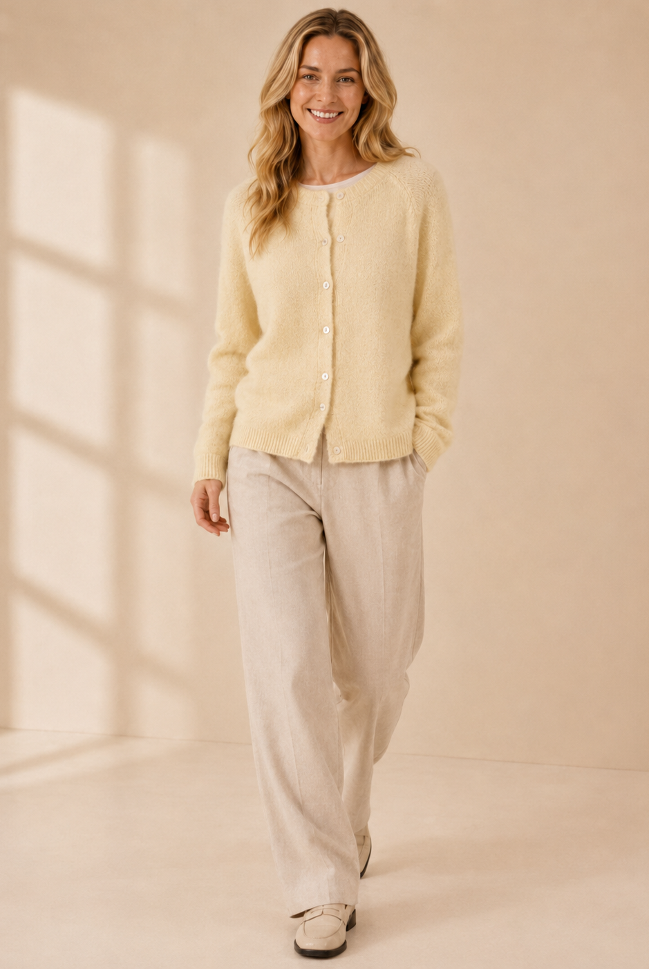Stickad cardigan Ragnhild i citrongul – mjuk ullmix med alpaca, knäppning framtill, onesize stl 36–42"