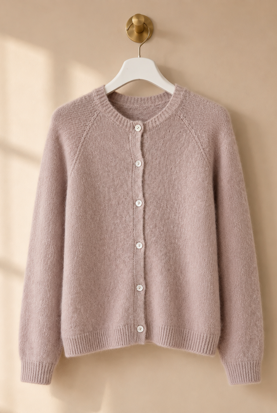 Stickad cardigan Ragnhild i lindblomsgrön – mjuk ullmix med alpaca, knäppning framtill, onesize stl 36–42