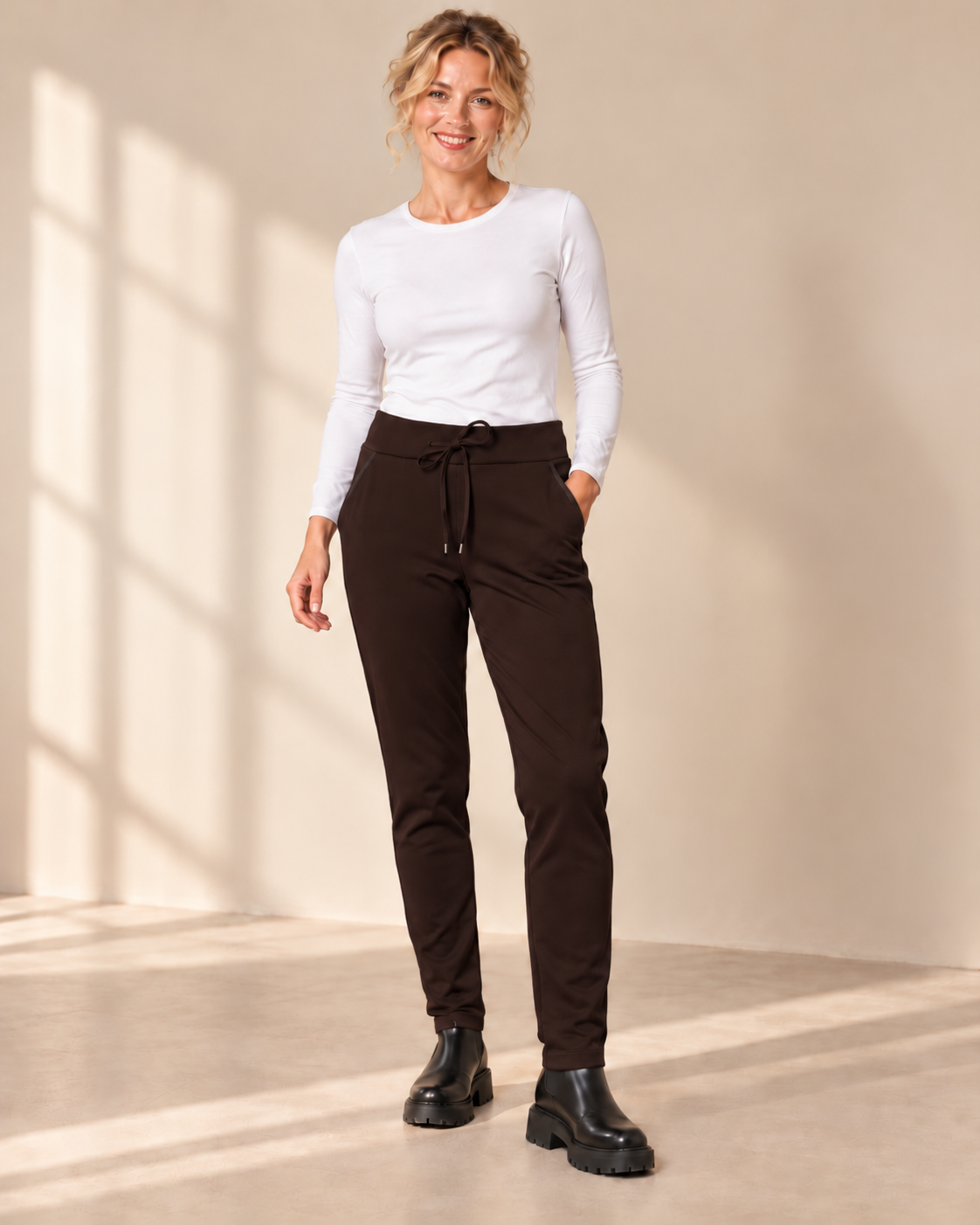 Bruna byxor Ellie från Mirelle Design med bred linning och smala ben