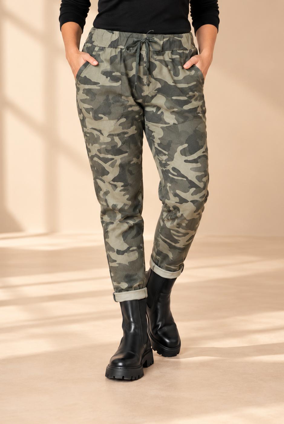 Khaki mönstrad camouflagebyxa Joggers Camo i mjuk viskosstretch med elastisk midja, dragsko och sidofickor