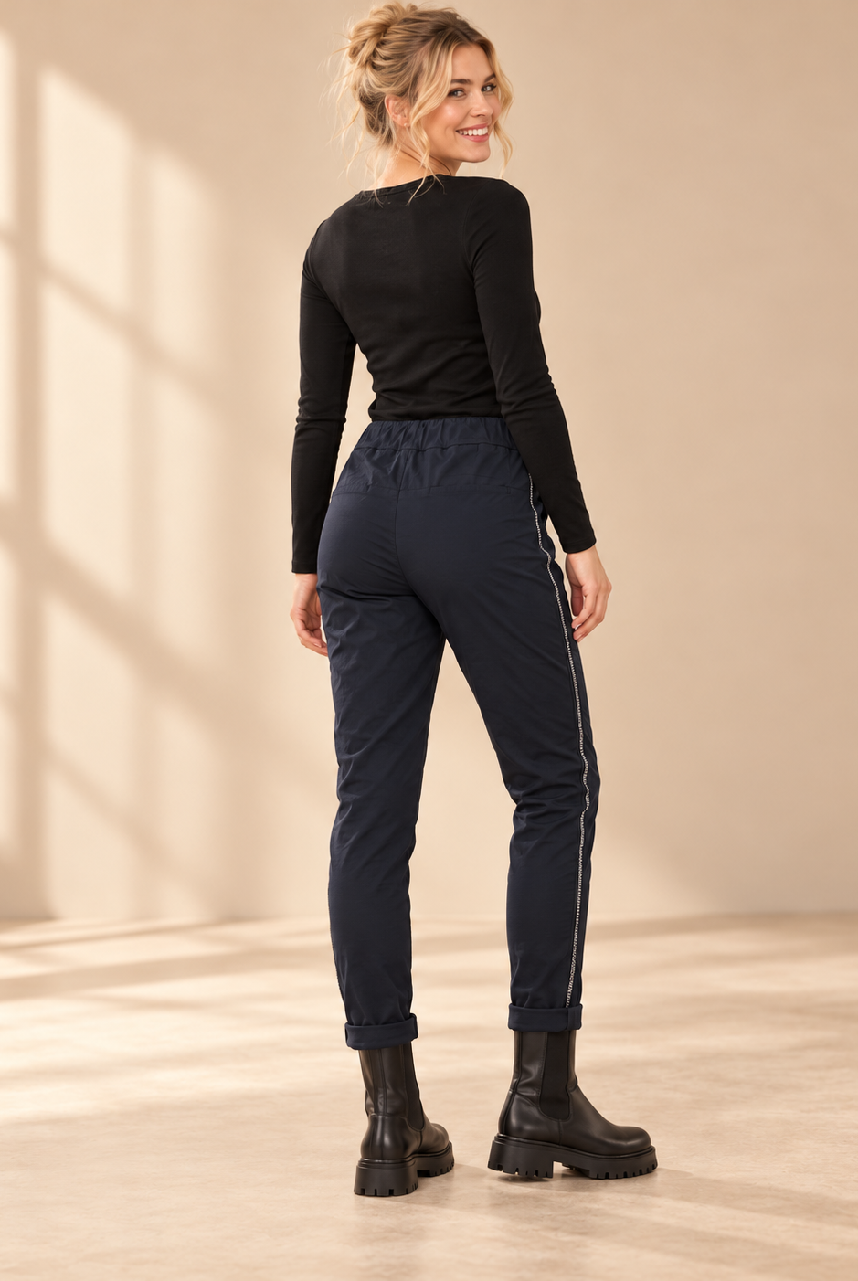 Marinblå mirakelbyxa Joggers Diana i mjuk viskosstretch med strassdekorerad revär, elastisk midja, dragsko och sidofickor.