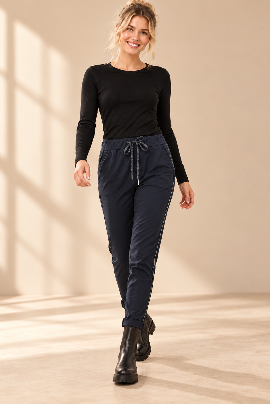 Marinblå mirakelbyxa Joggers Diana i mjuk viskosstretch med strassdekorerad revär, elastisk midja, dragsko och sidofickor.