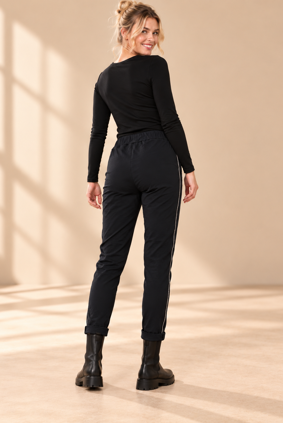 Svart mirakelbyxa Joggers Diana i mjuk viskosstretch med strassdekorerad revär, elastisk midja, dragsko och sidoficko