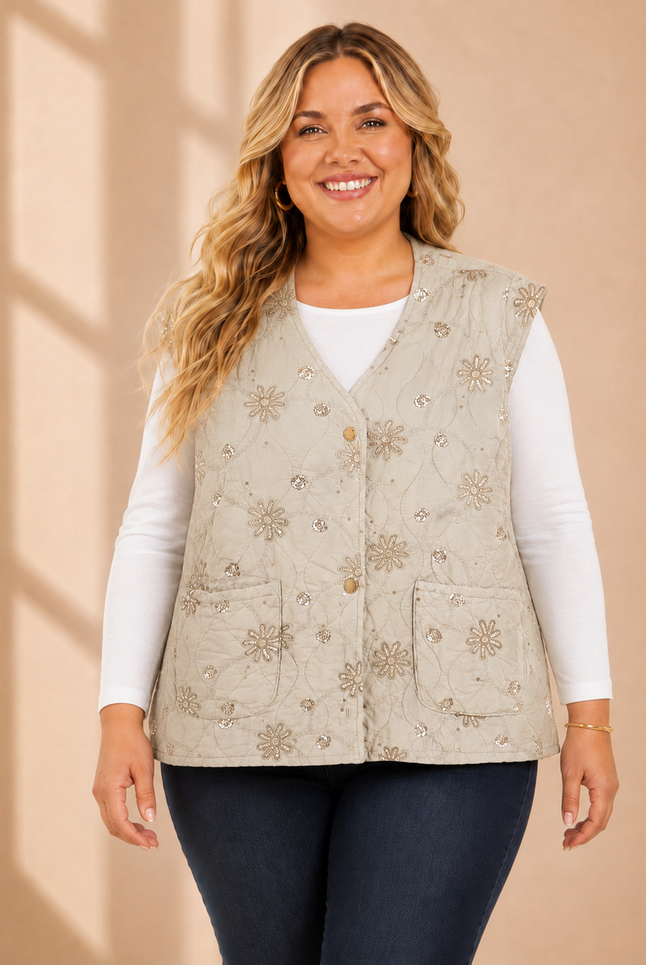 Quiltad väst med blommor och paljetter i beige – V-ringning och fickor, onesize stl 38–46, Made in Italy