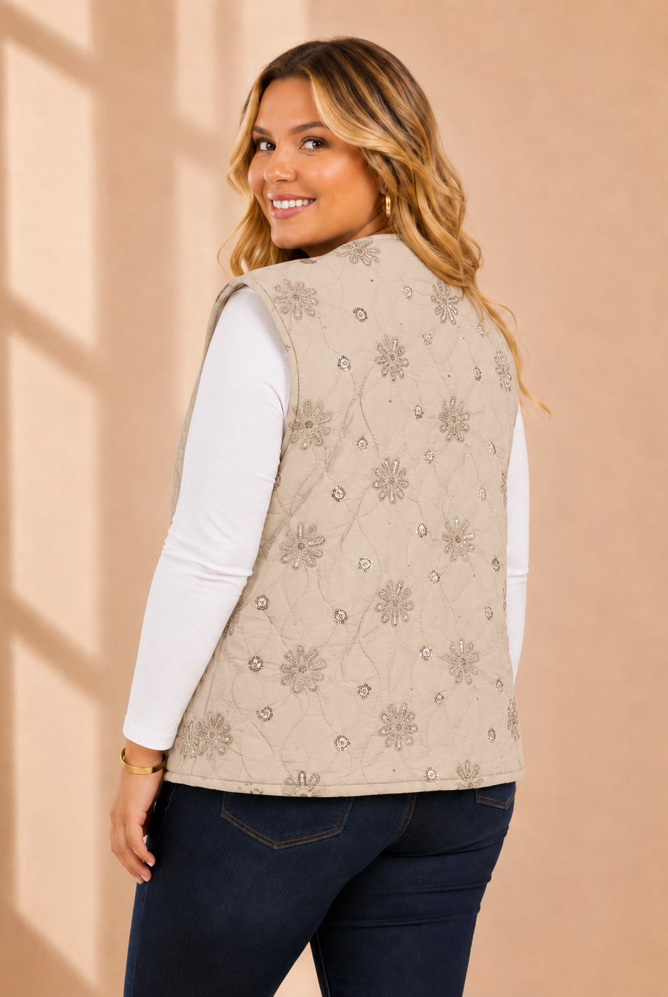 Quiltad väst med blommor och paljetter i beige – V-ringning och fickor, onesize stl 38–46, Made in Italy