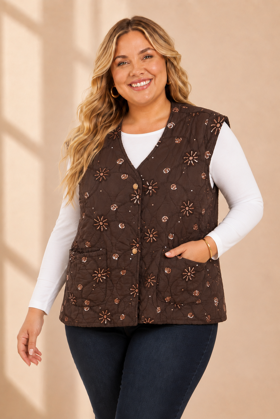 Quiltad väst med blommor och paljetter i brun – V-ringning och fickor, onesize stl 38–46, Made in Ital