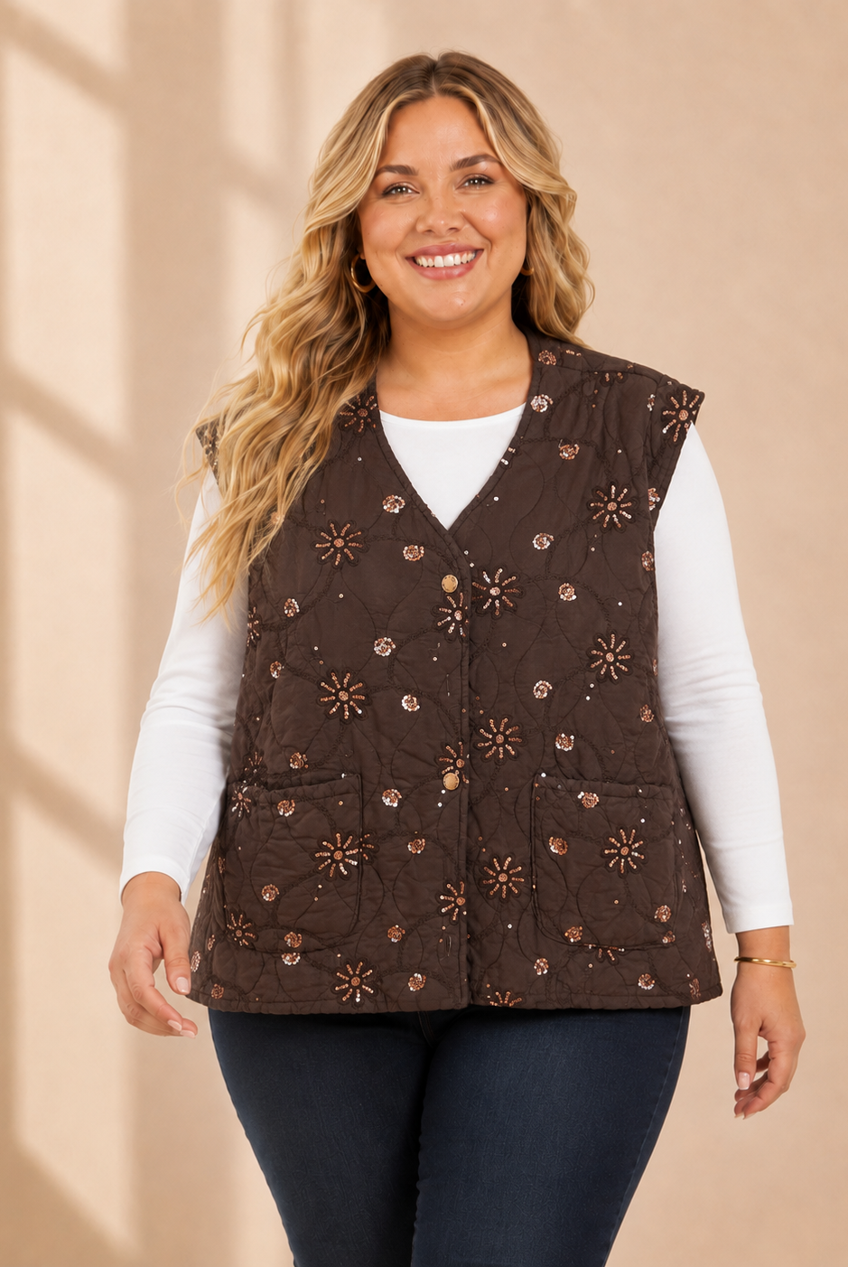 Quiltad väst med blommor och paljetter i brun – V-ringning och fickor, onesize stl 38–46, Made in Ital