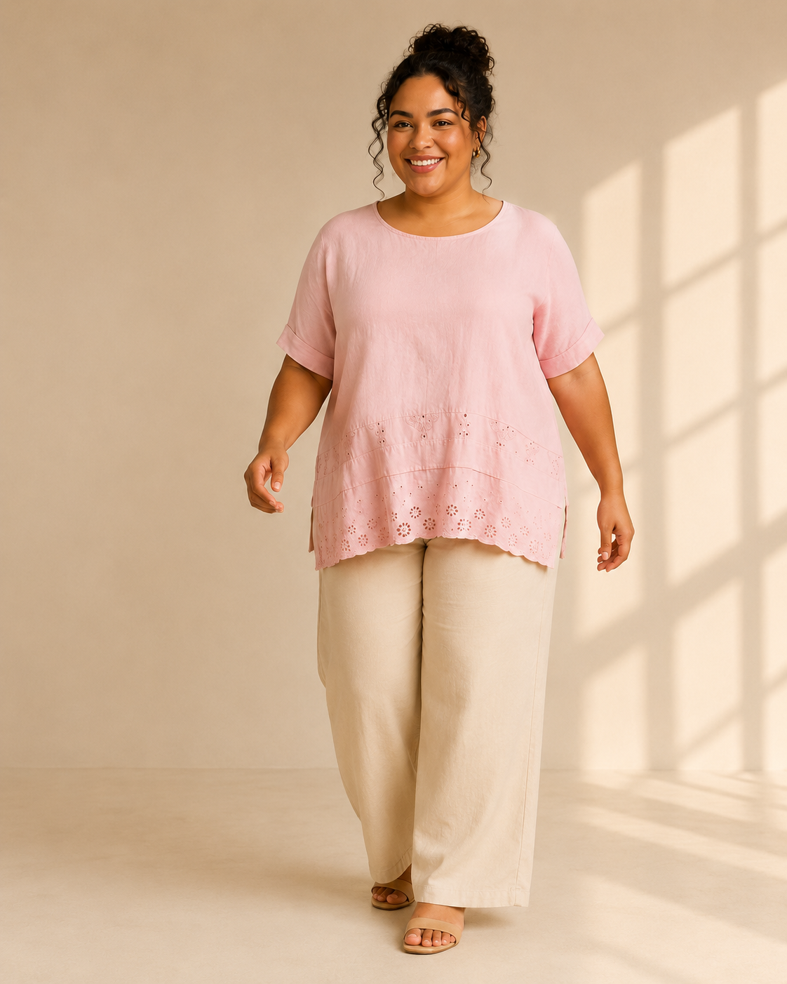 Linnetopp Filippa med broderi och hålmönster i rosa – Queensize
