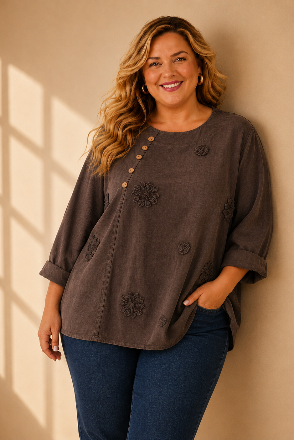 Blus Sara Manchester Queensize i brun – ledig Queensize-passform med blomapplikationer, onesize stl 44–50, Made in Italy