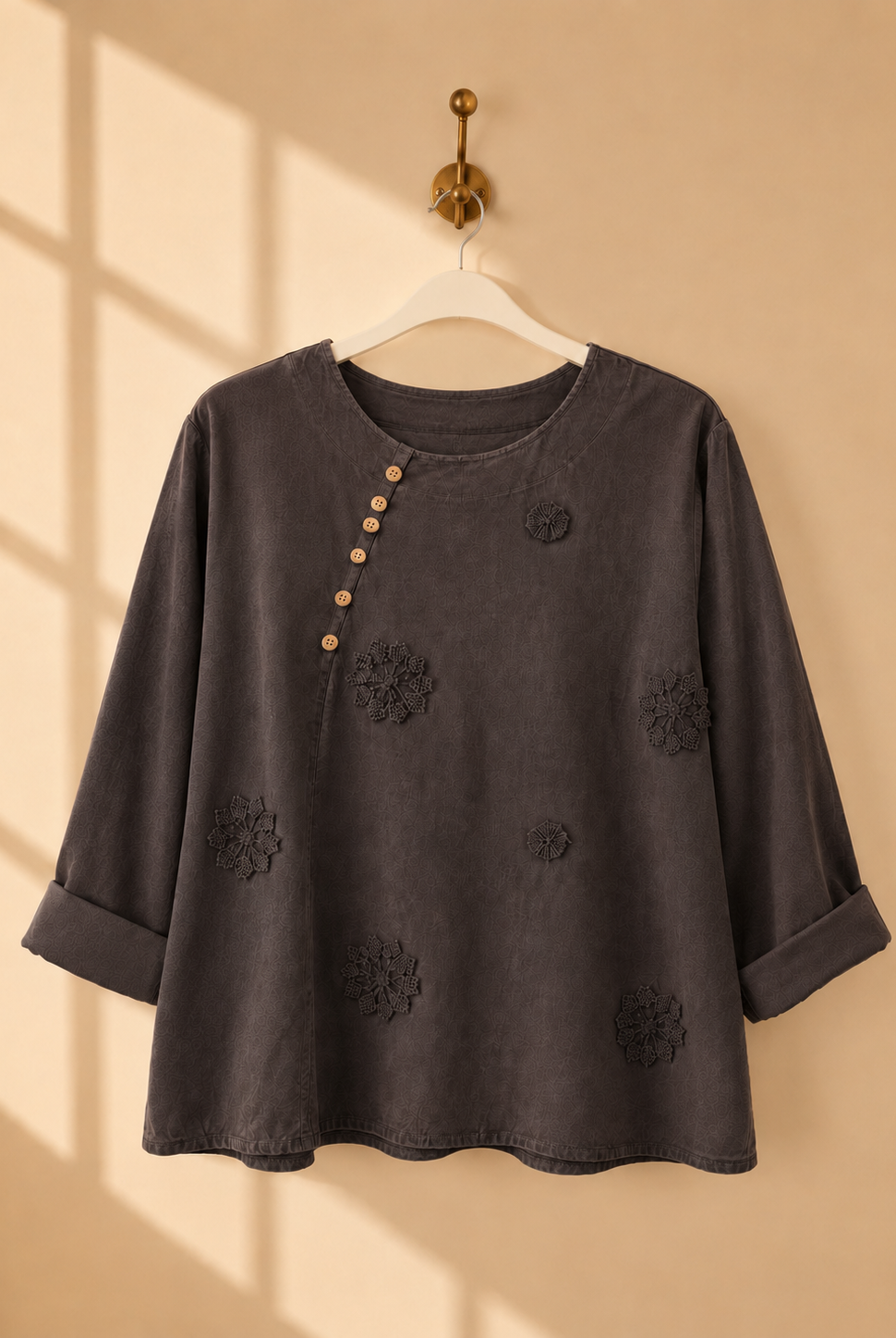 Blus Sara Manchester Queensize i brun – ledig Queensize-passform med blomapplikationer, onesize stl 44–50, Made in Italy