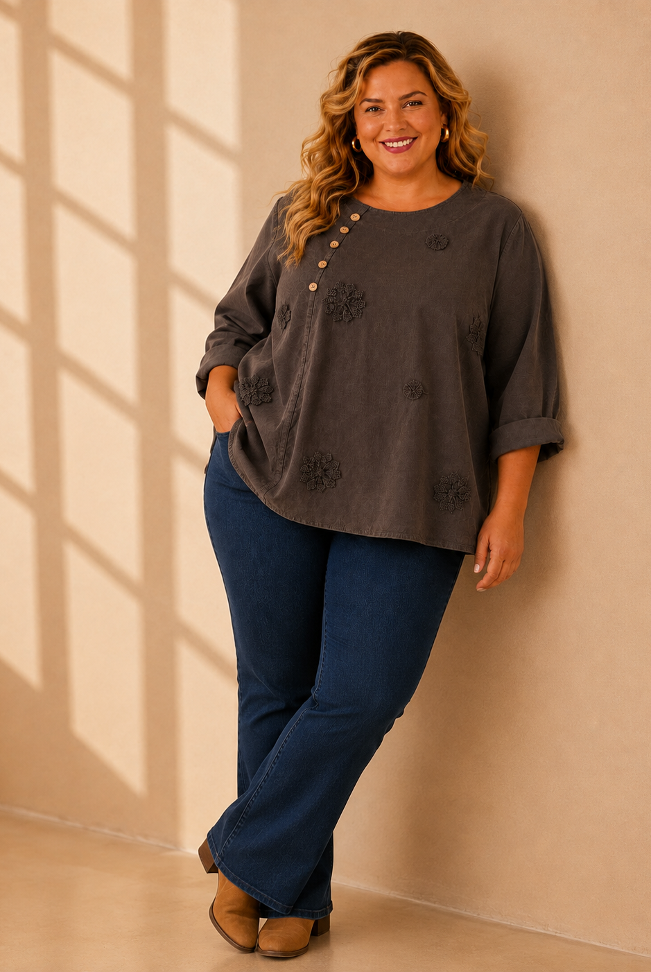 Blus Sara Manchester Queensize i brun – ledig Queensize-passform med blomapplikationer, onesize stl 44–50, Made in Italy