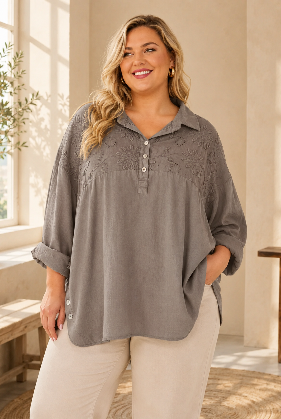 Blus Fiore Queensize i fungo – bomullsblus med blomsterbroderi, onesize stl 46–54, Made in Italy