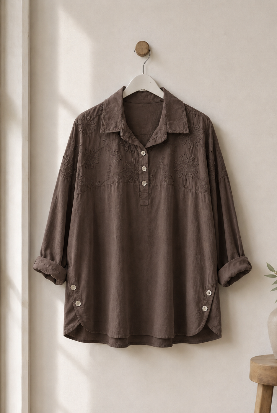 Blus Fiore Queensize i brun – bomullsblus med blomsterbroderi, onesize stl 46–54, Made in Italy