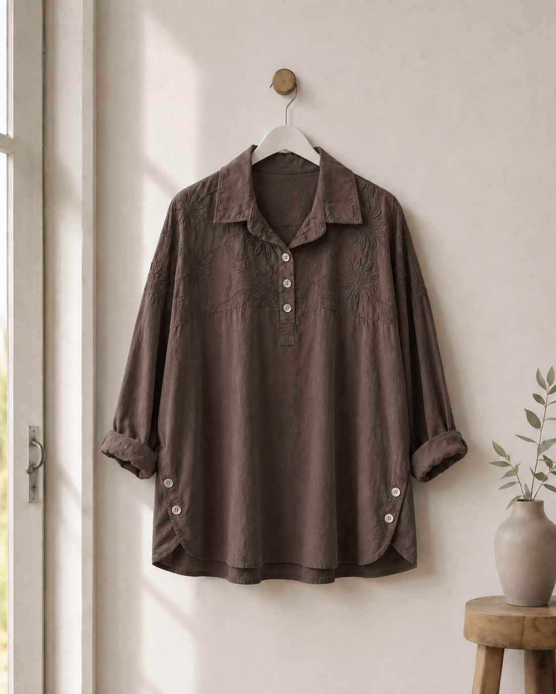 Chemisier Fiore Queensize en marron - chemisier en coton avec broderie de fleurs, taille unique 46-54, fabriqué en Italie
