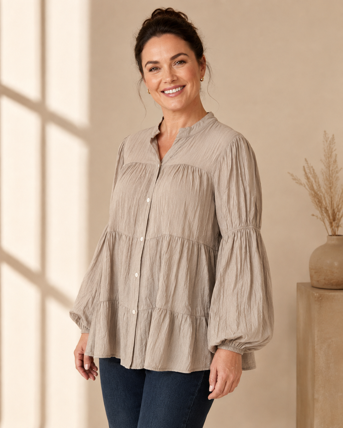 Blus Flisan Queensize beige – viskosblus med knäppning och rynkdetaljer, onesiz