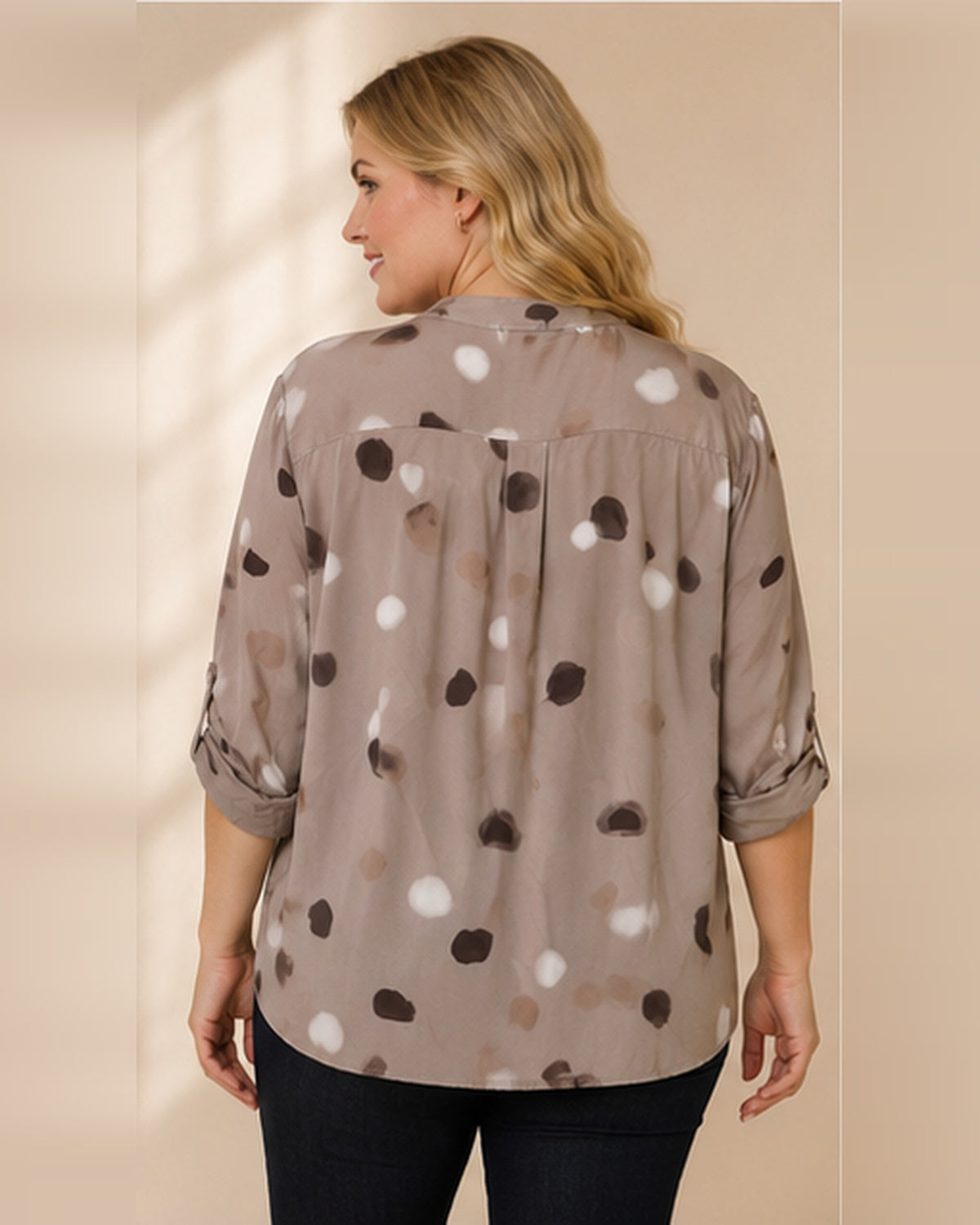 Blus Britt – prickig viskosblus i fungo, ledig passform, onesize