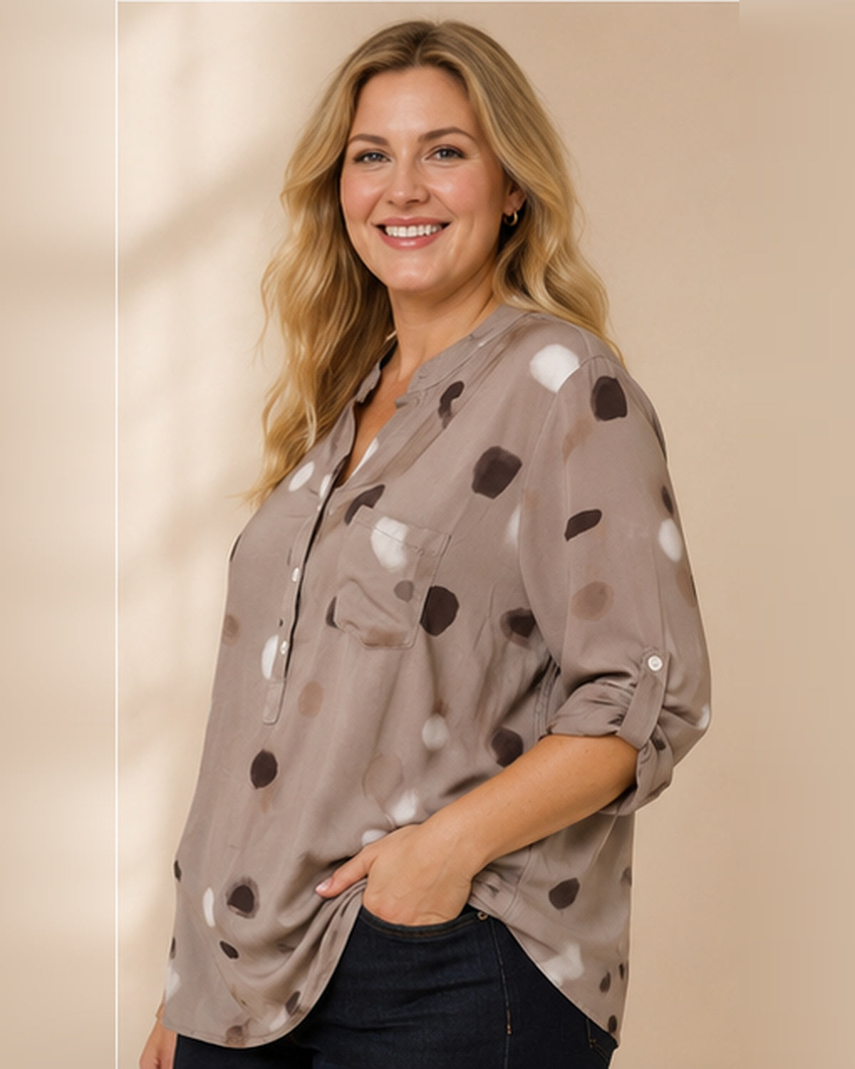 Blus Britt – prickig viskosblus i fungo, ledig passform, onesiz