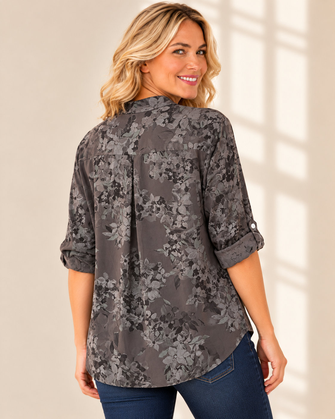 Blouse Britt in brown with small floral pattern, loose fit, V-neckline with button placket and roll-up sleeves with slits.