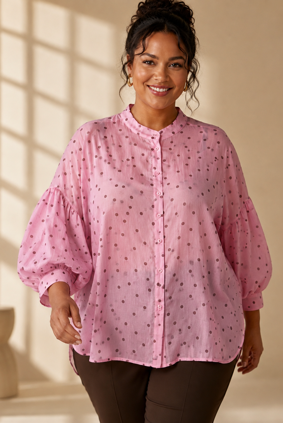 Blus Gudrun med prickmönster i rosa/brun – Queensize