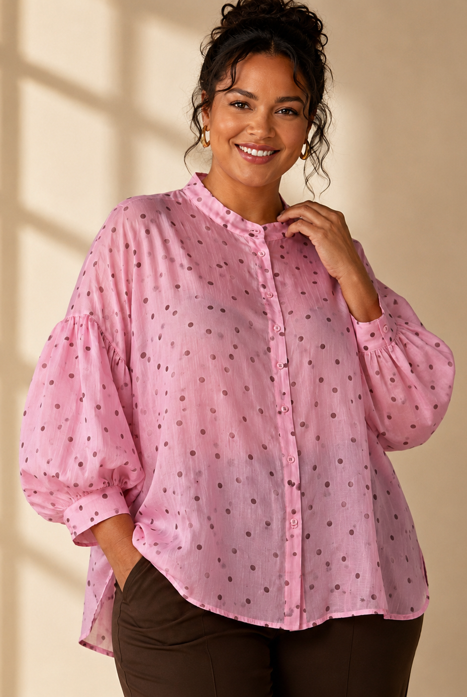 Blus Gudrun med prickmönster i rosa/brun – Queensize
