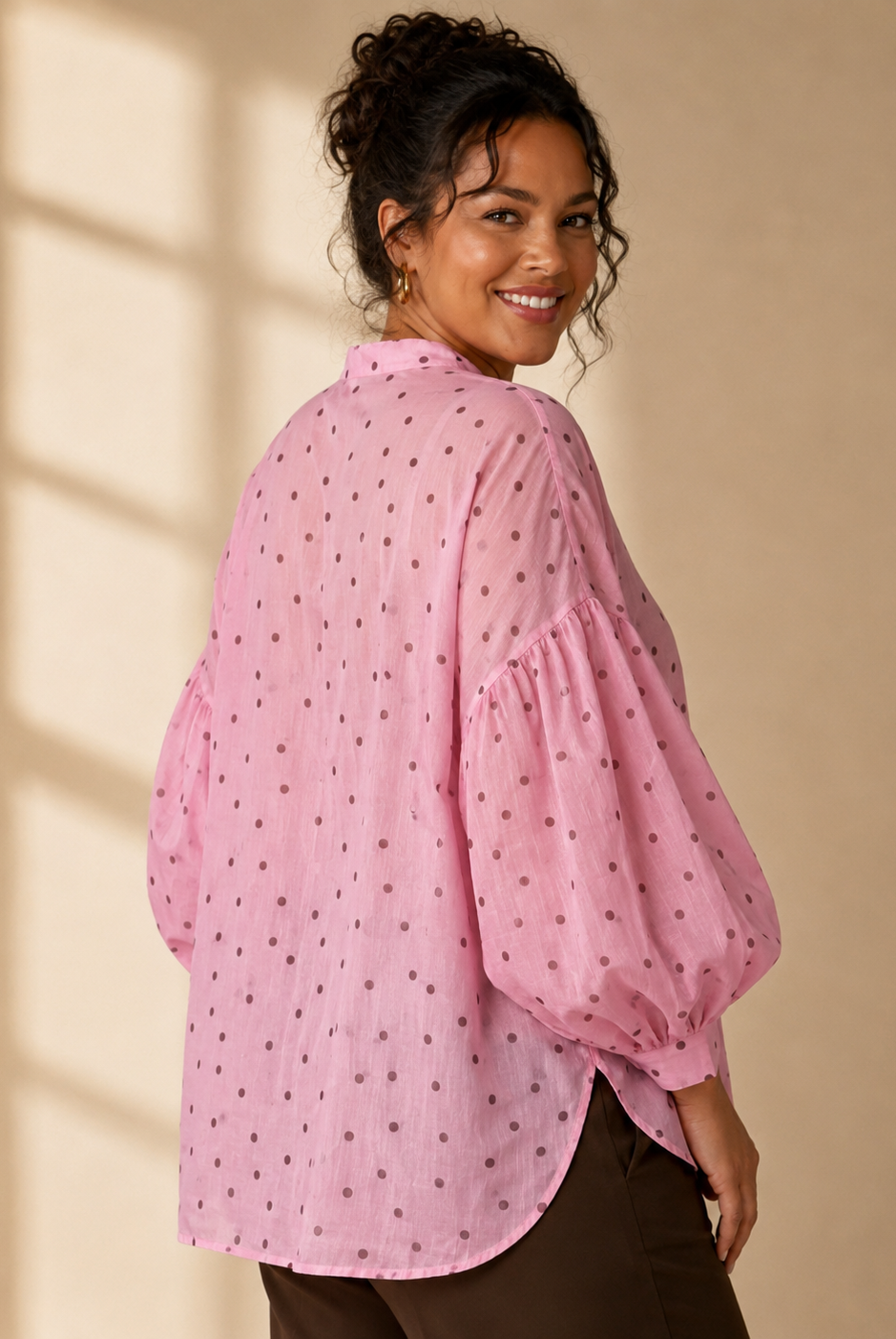 Blus Gudrun med prickmönster i rosa/brun – Queensize