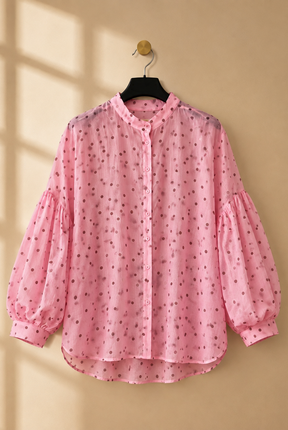 Blus Gudrun med prickmönster i rosa/brun – Queensize