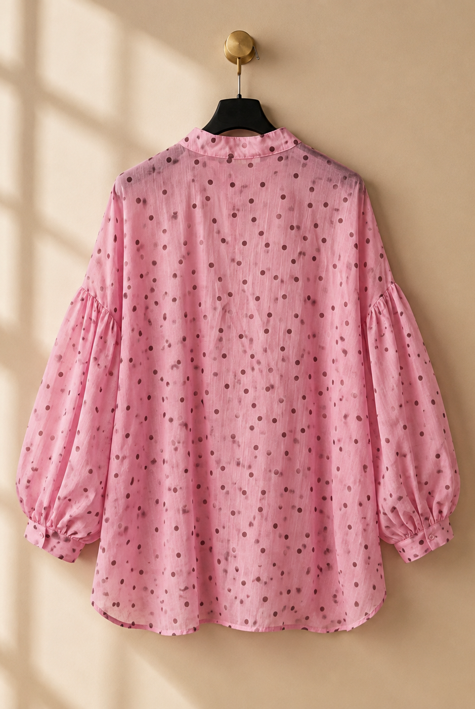 Blus Gudrun med prickmönster i rosa/brun – Queensize