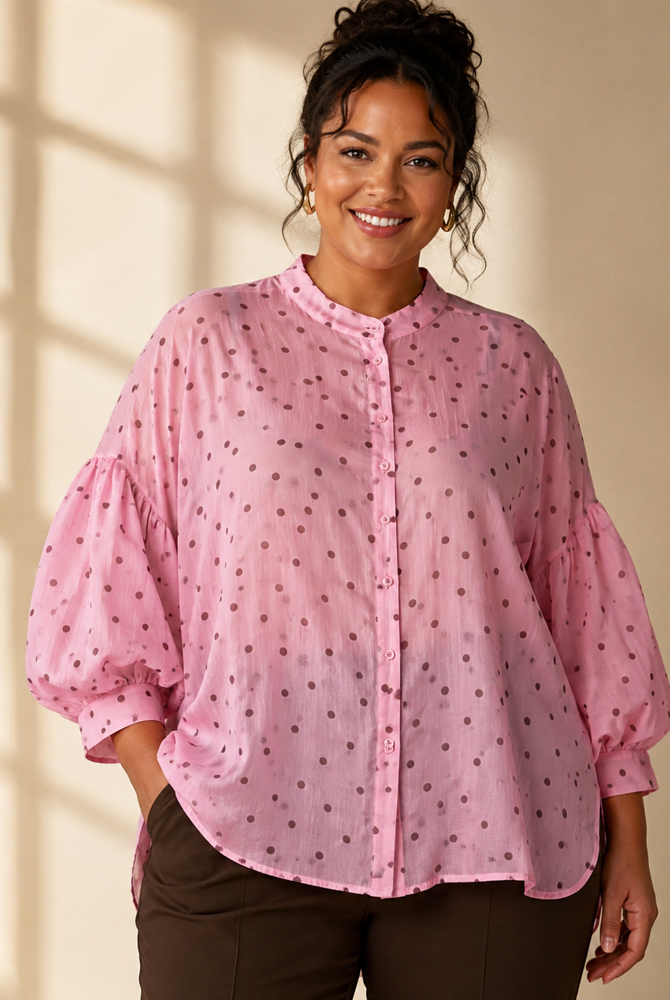 Blus Gudrun med prickmönster i rosa/brun – Queensize