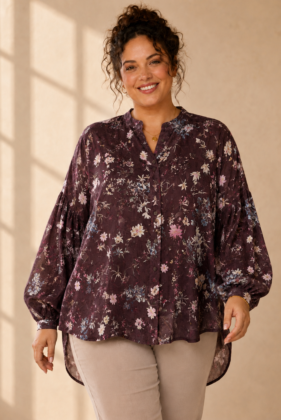 Blus Gudrun med blommönster i brun – Queensize"