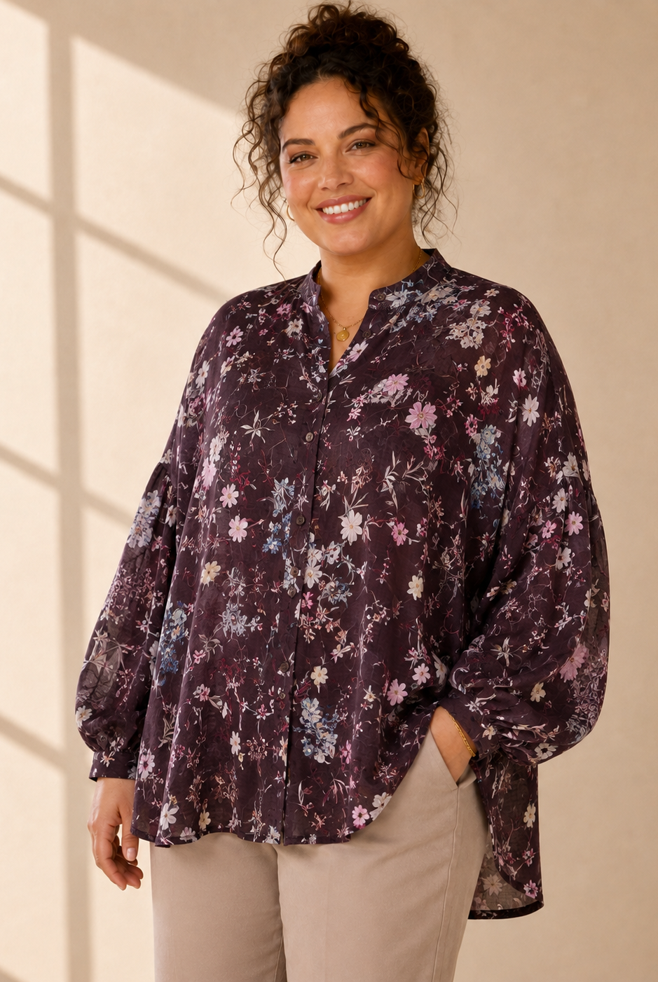 Blus Gudrun med blommönster i brun – Queensize"