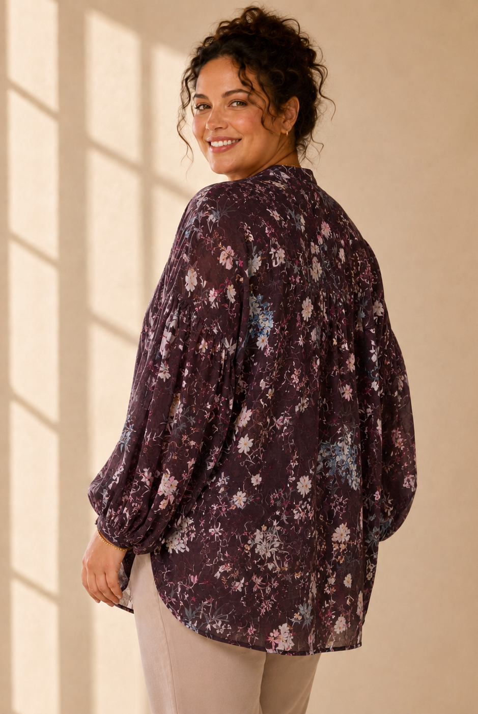 Blus Gudrun med blommönster i brun – Queensize"