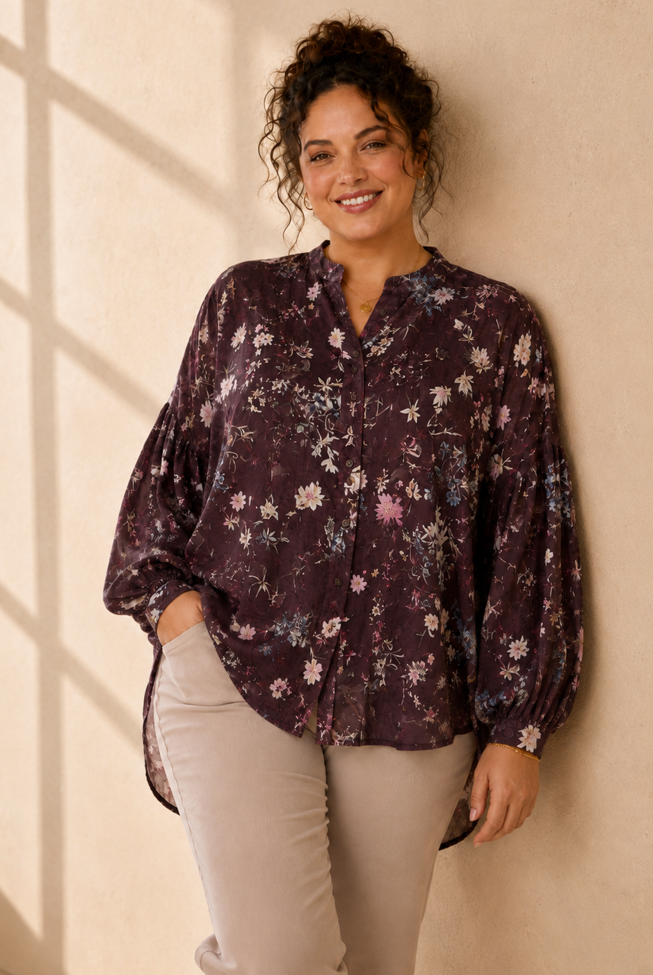 Blus Gudrun med blommönster i brun – Queensize