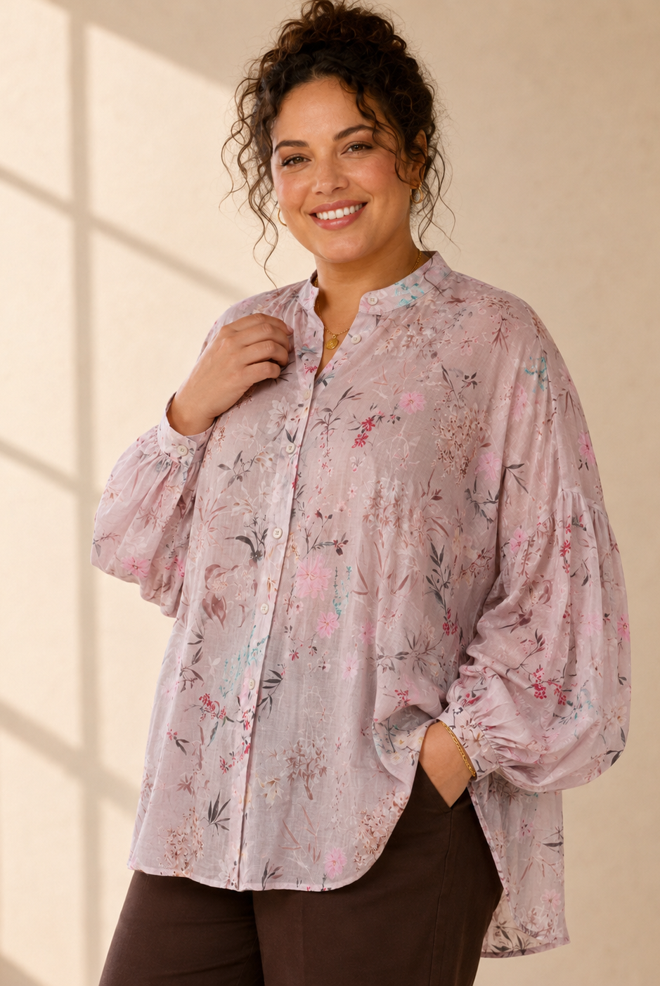 Blus Gudrun med blommönster i puderrosa – Queensize