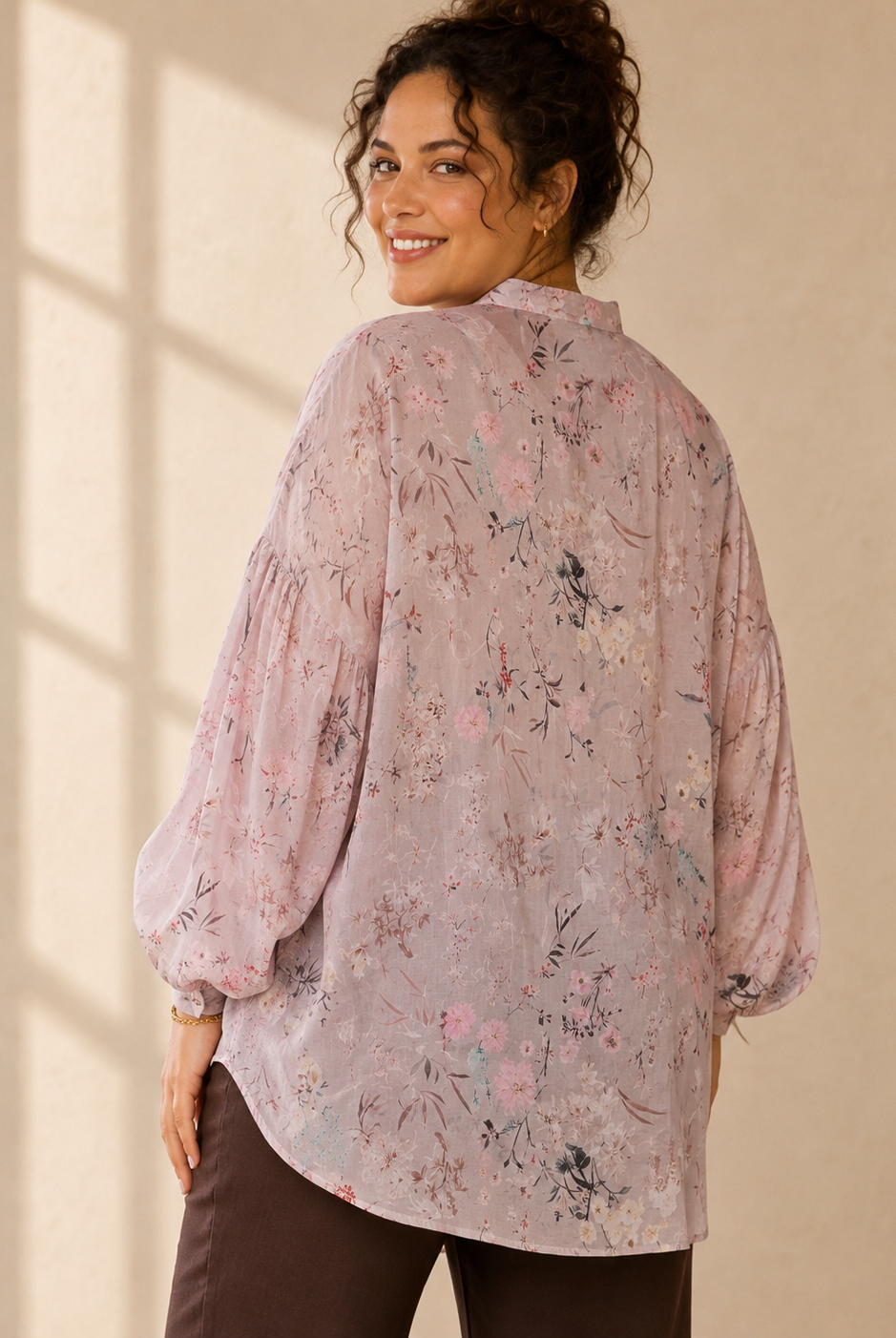 Blus Gudrun med blommönster i puderrosa – Queensize