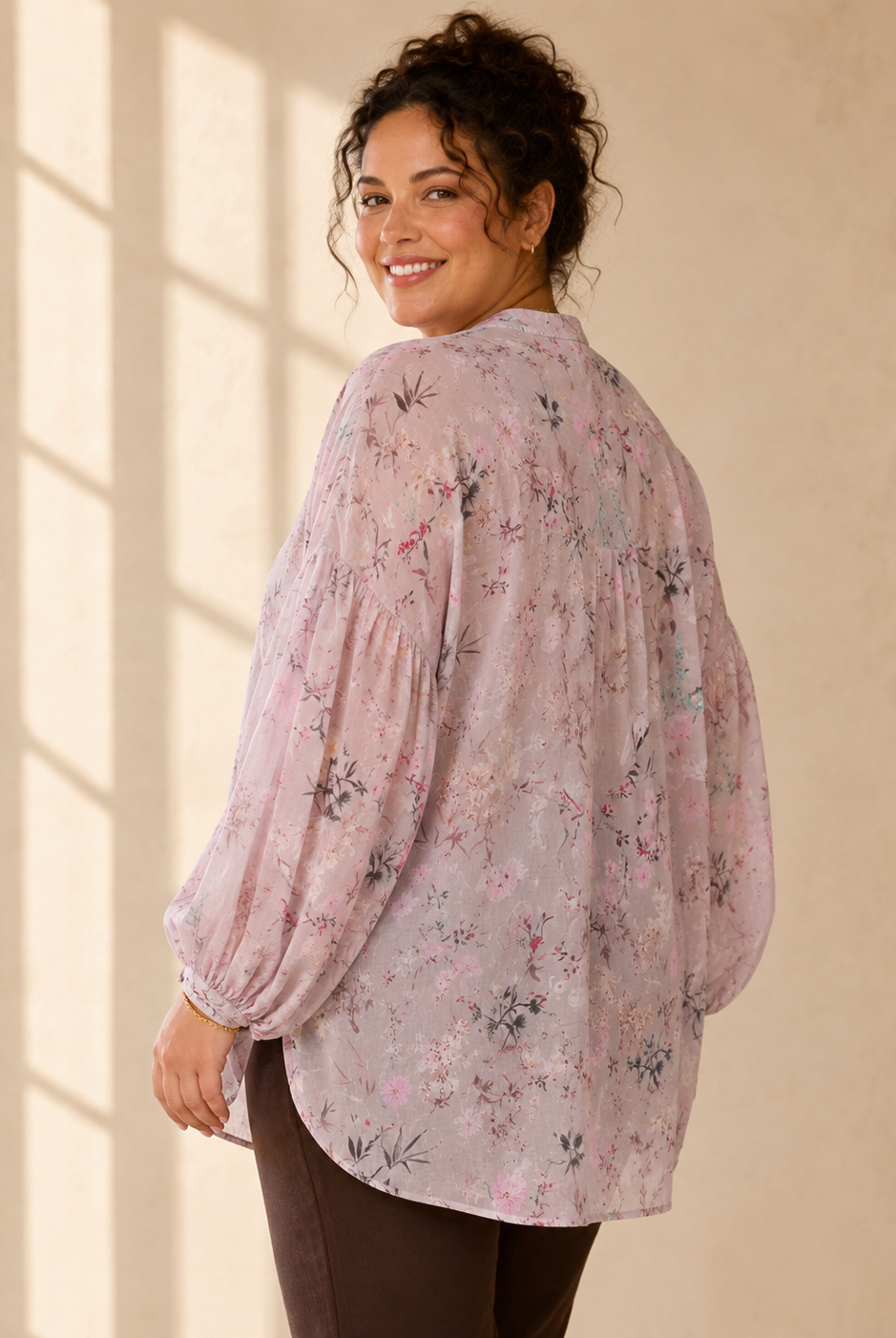 Blus Gudrun med blommönster i puderrosa – Queensize