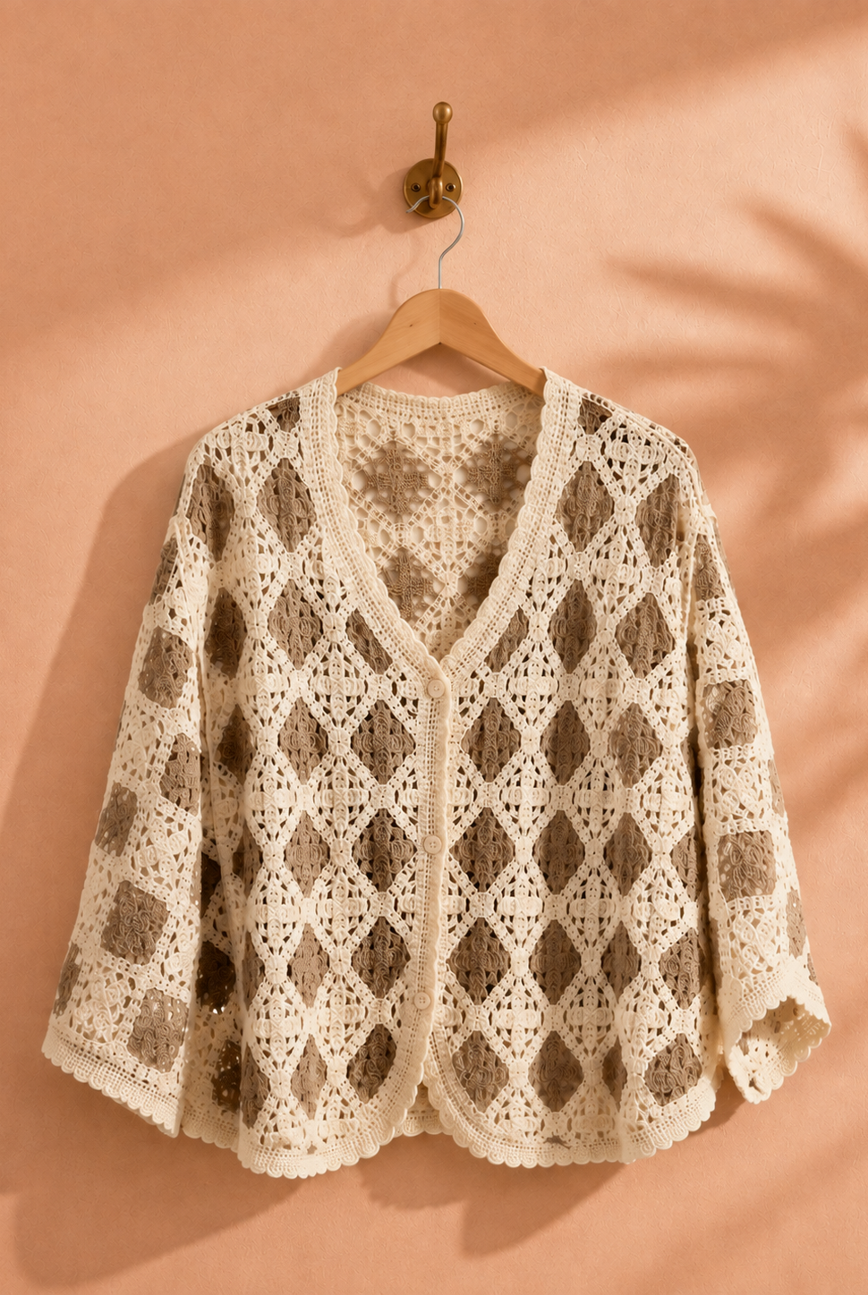 Stickad cardigan Ebba med fjärilsärmar i offwhite/fungo – virkat mönster, onesize stl 36–44