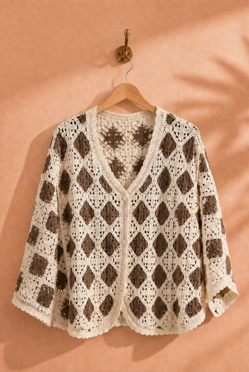 Stickad cardigan Ebba med fjärilsärmar i offwhite/brun – luftigt virkat mönster, onesize stl 36–44, Made in Italy