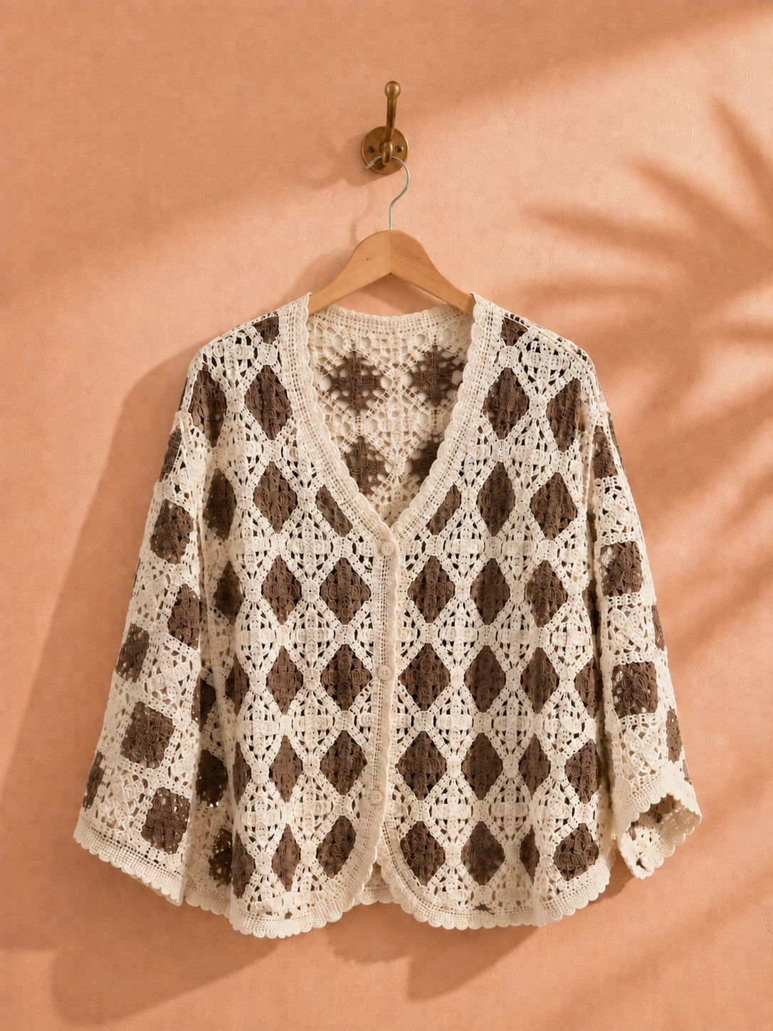 Stickad cardigan Ebba med fjärilsärmar i offwhite/brun – luftigt virkat mönster, onesize stl 36–44, Made in Italy