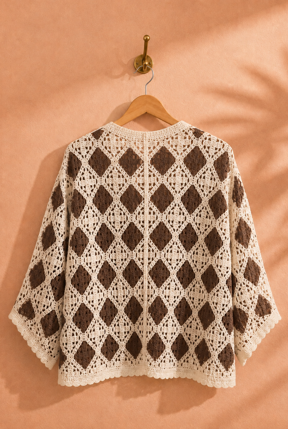 Stickad cardigan Ebba med fjärilsärmar i offwhite/brun – luftigt virkat mönster, onesize stl 36–44, Made in Italy