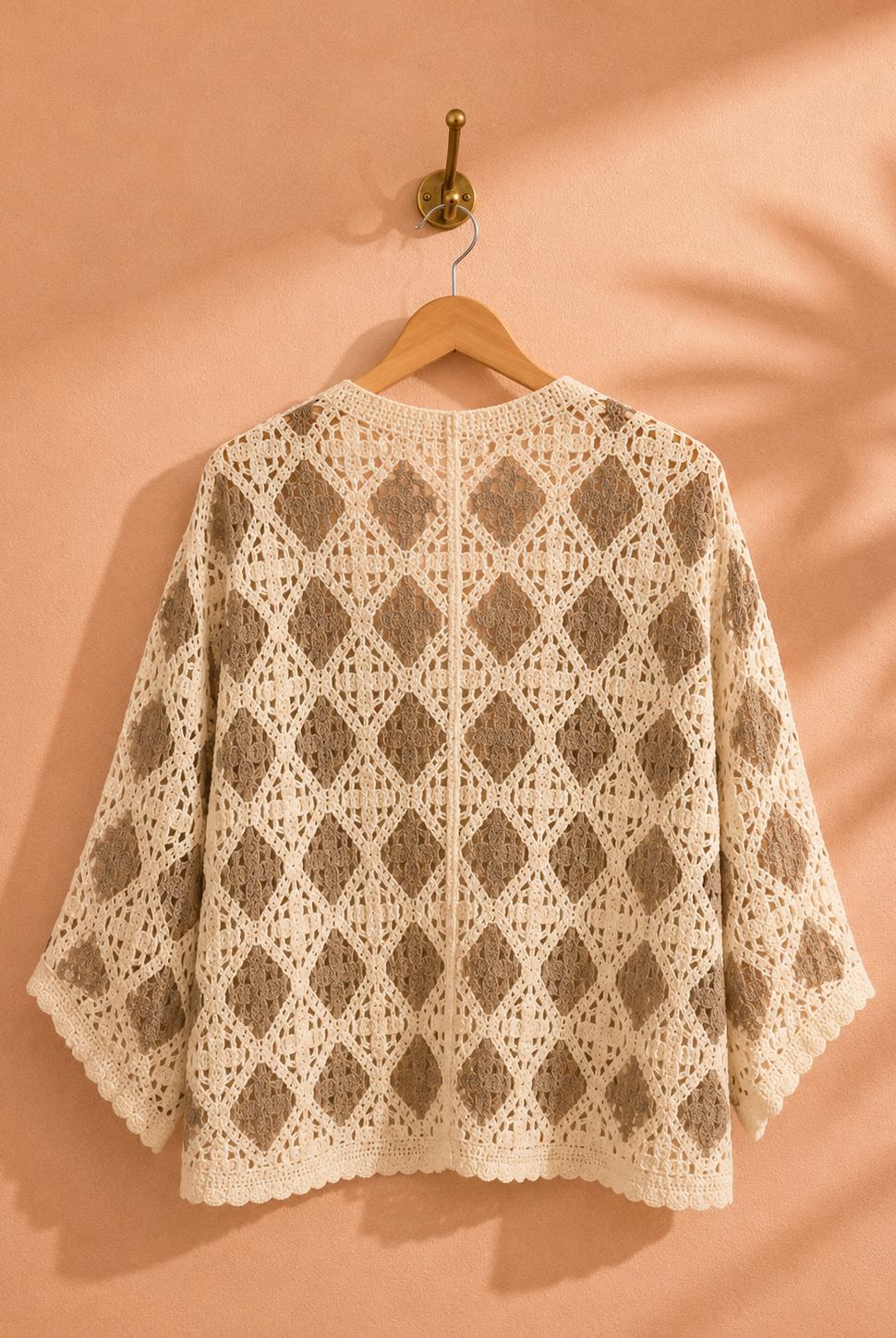 Stickad cardigan Ebba med fjärilsärmar i offwhite/fungo – virkat mönster, onesize stl 36–44