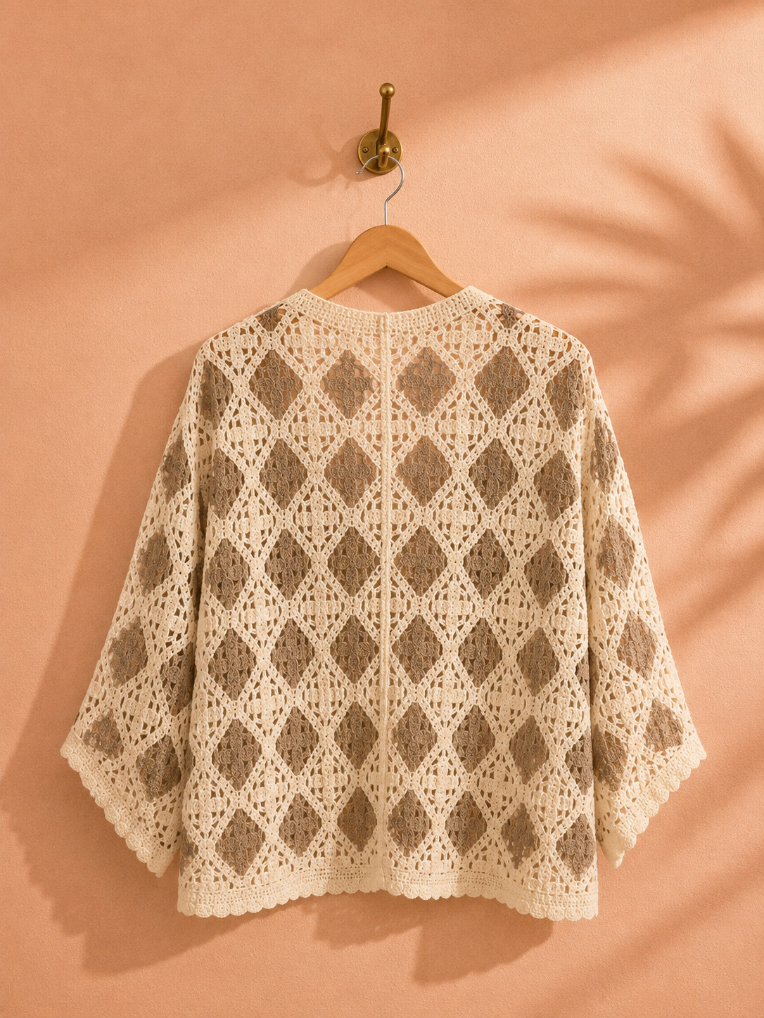 Stickad cardigan Ebba med fjärilsärmar i offwhite/fungo – virkat mönster, onesize stl 36–44