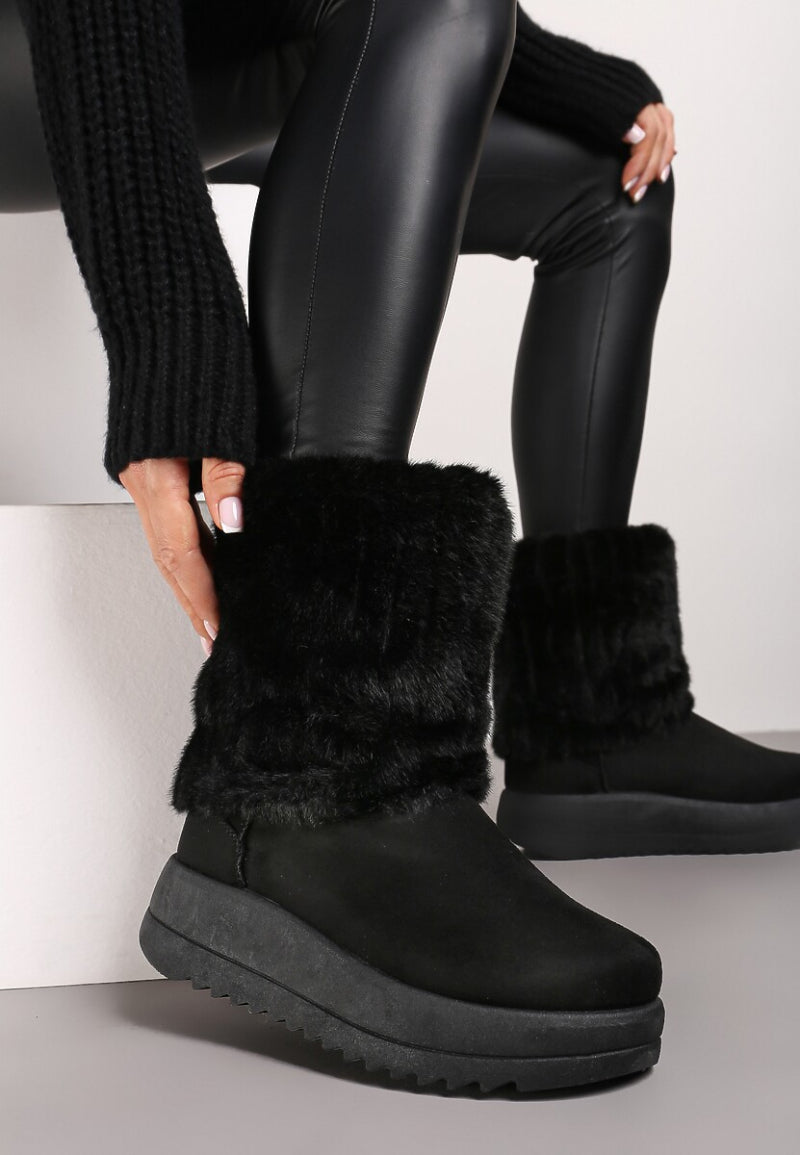 Bottes avec une fausse fourrure noire