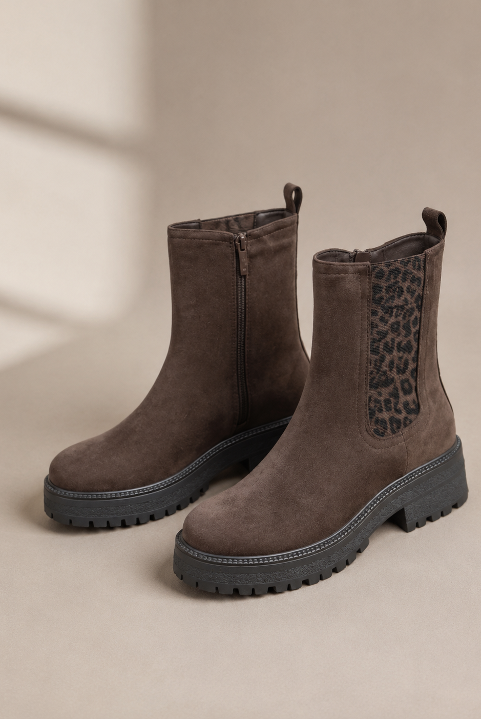 Chelsea boots Findlay i brun mockalook med leopardmönstrad resår
