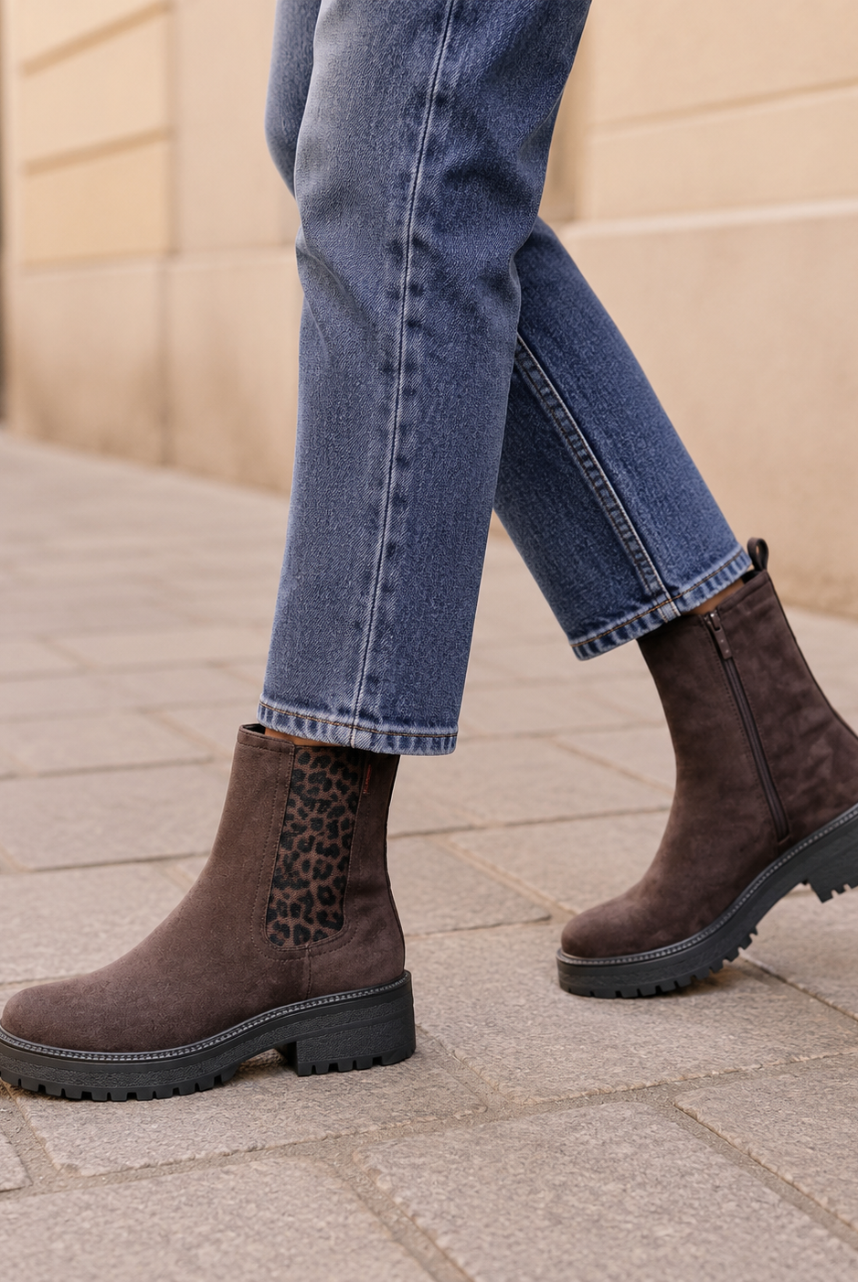 Bruna damboots med leoparddetalj stylade med raka jeans