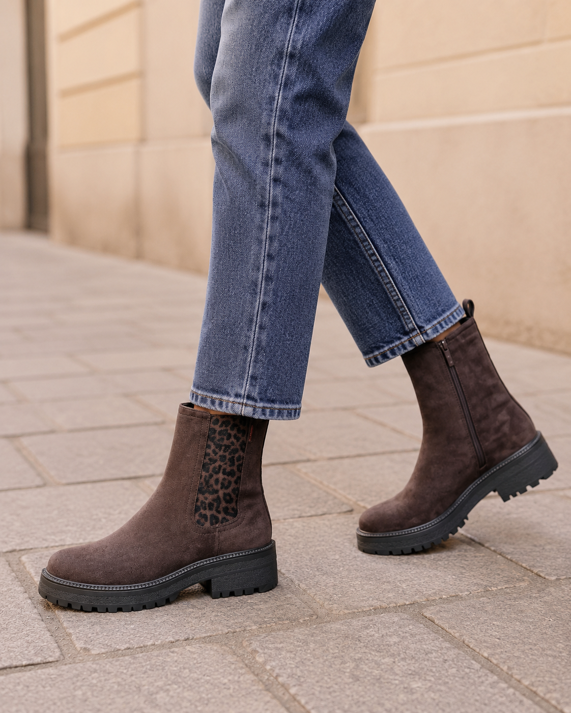 Bruna damboots med leoparddetalj stylade med raka jeans