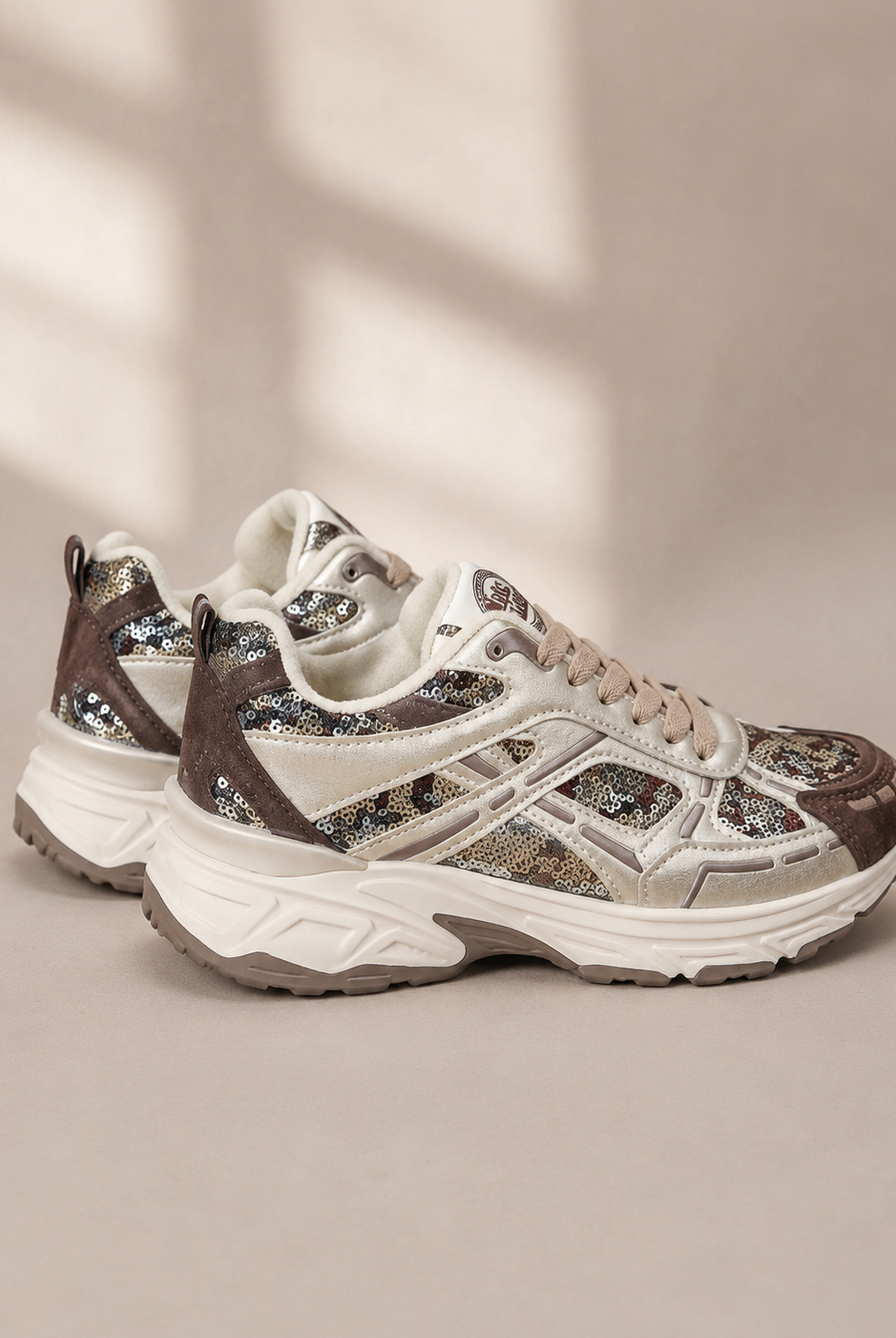 Detaljbild av Chicmuse sneakers med glitter