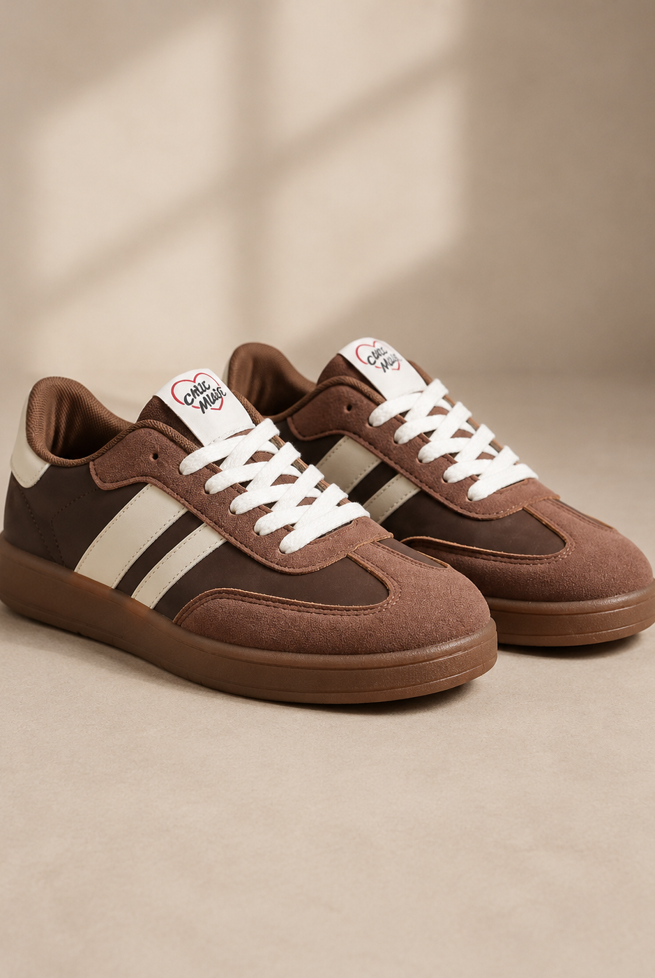 Sneakers Chicmuse i brunt med beige ränder och vita skosnören