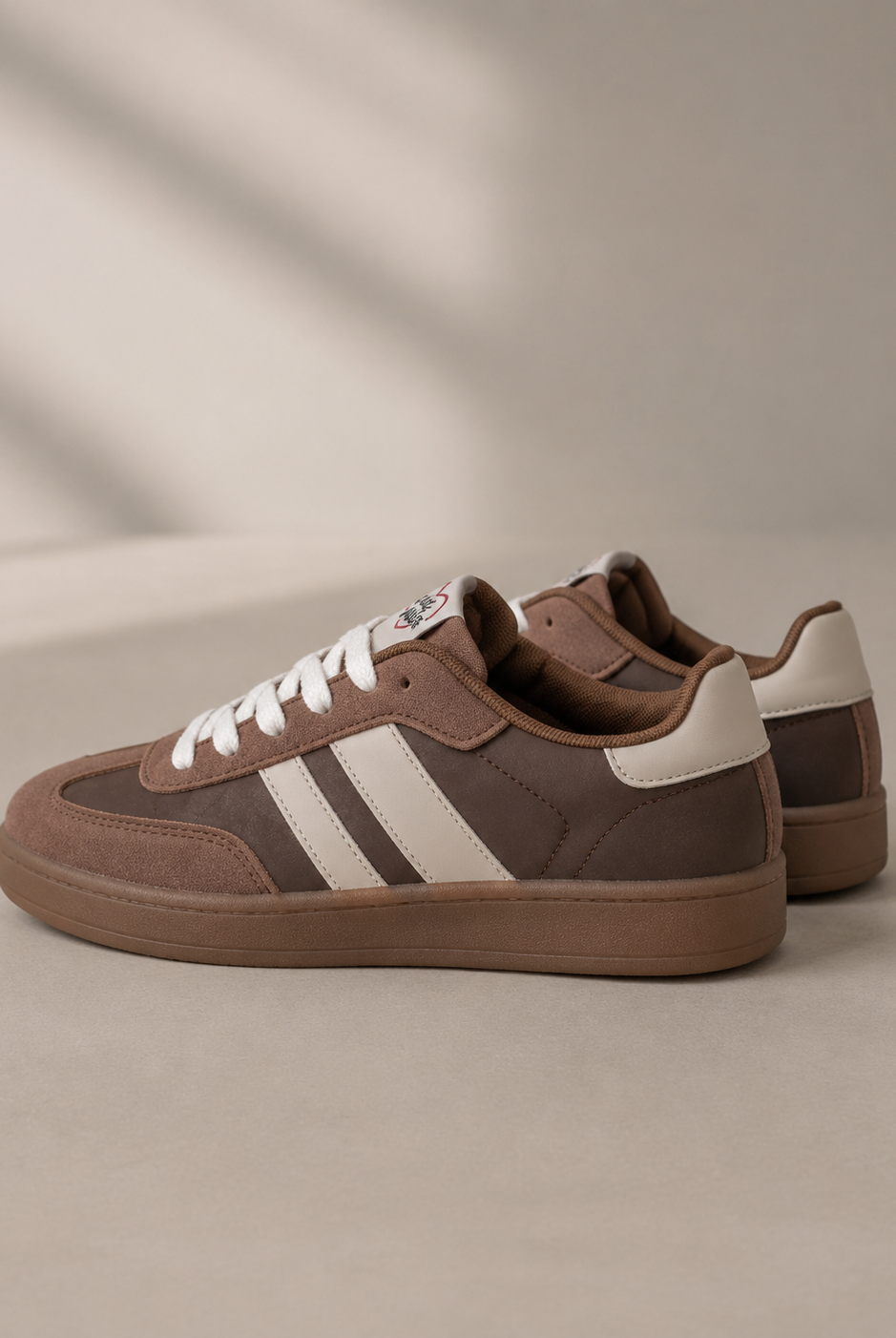 Bruna damsneakers Chicmuse med beige sidodetaljer och ton-i-ton sula från sidan