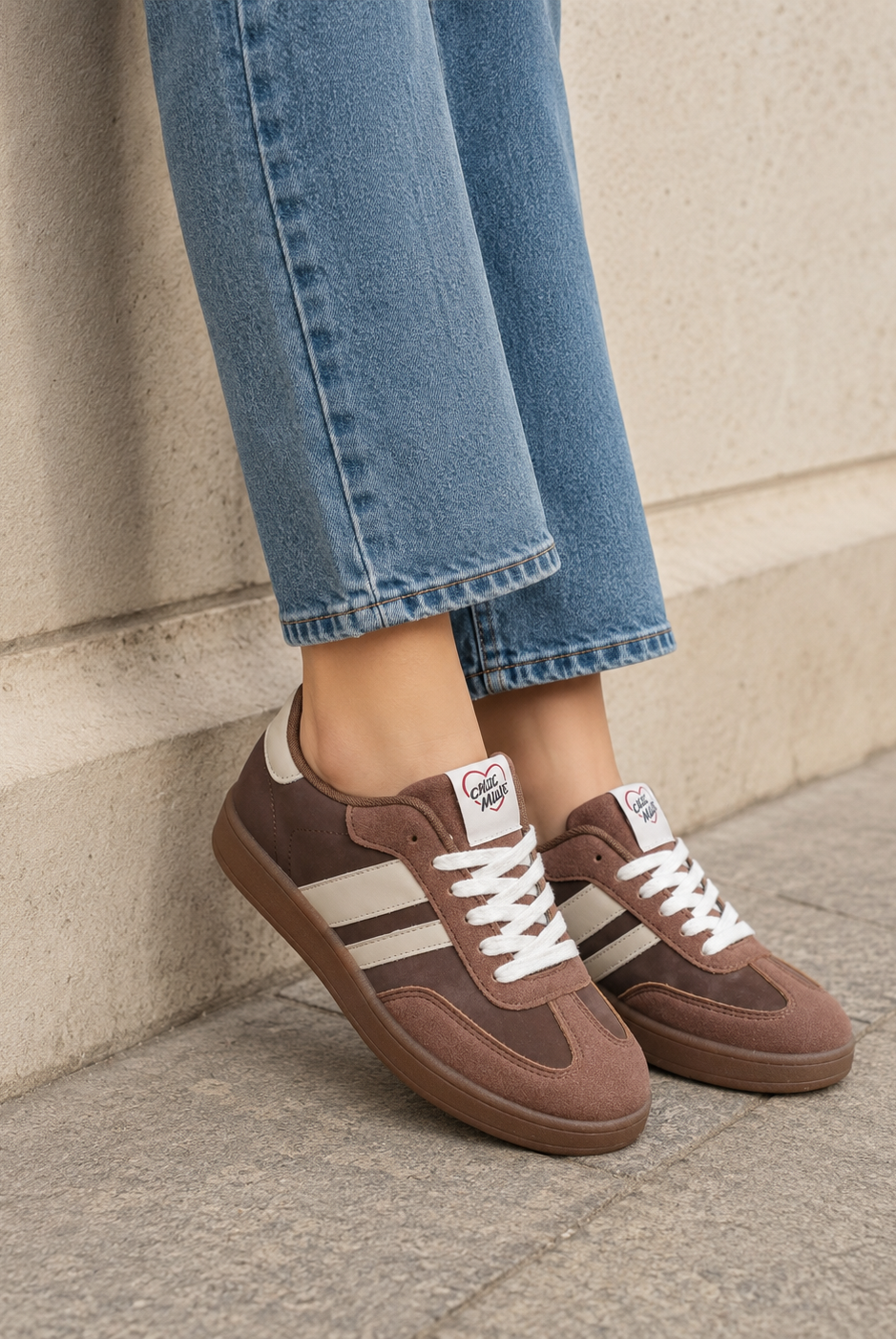 Bruna retro sneakers med beige detaljer stylade med raka jeans