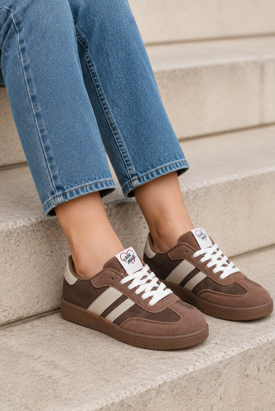 Chicmuse sneakers i brunt med vita snören visade på stentrappa